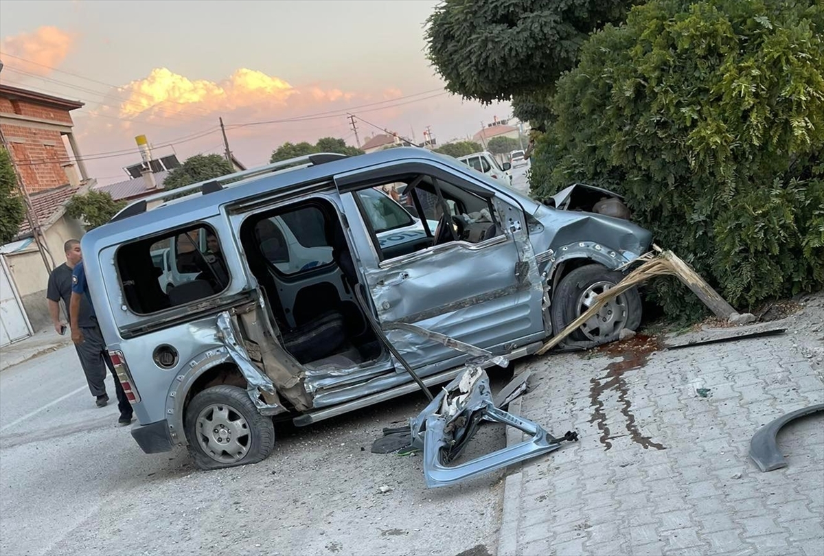 Konya'da Hafif Ticari Araç Ağaca Çarptı, 5 Kişi Yaralandı