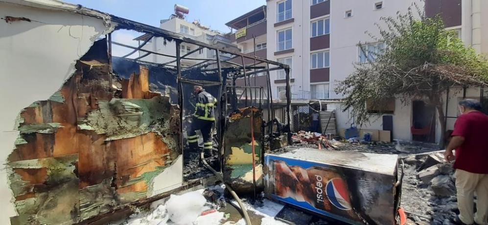 Hatay'da depo ve bahçe yangını