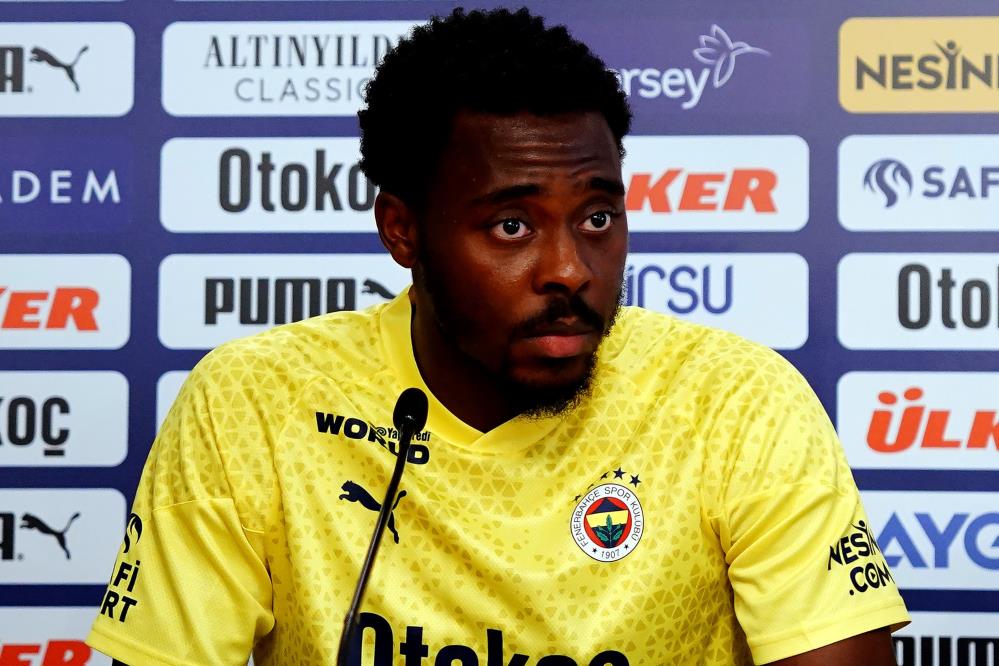“Şuan Fenerbahçe'nin futbolcusuyum, yapılan dedikoduları dinlemiyorum”