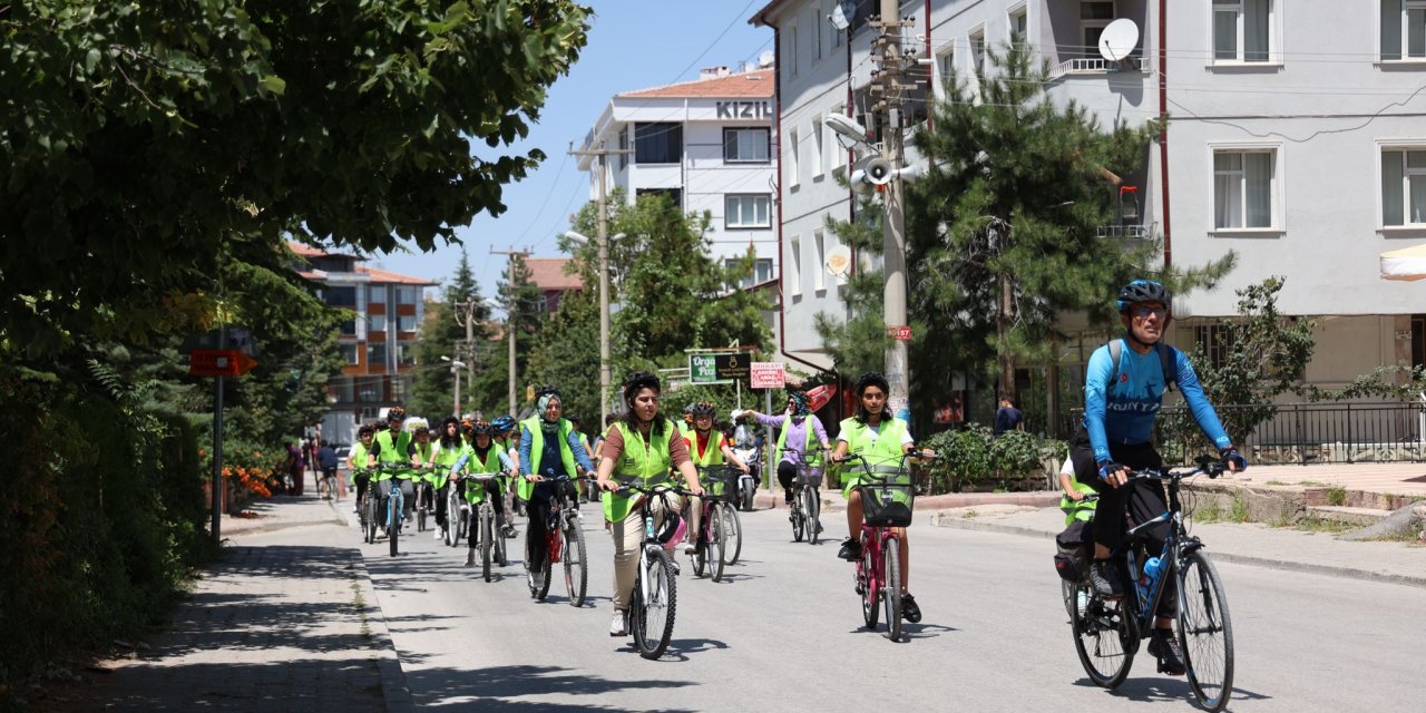 Bilgehane Öğrencileri Bisikletleriyle Güvenli Sürüş Etkinliğine Katılıyor