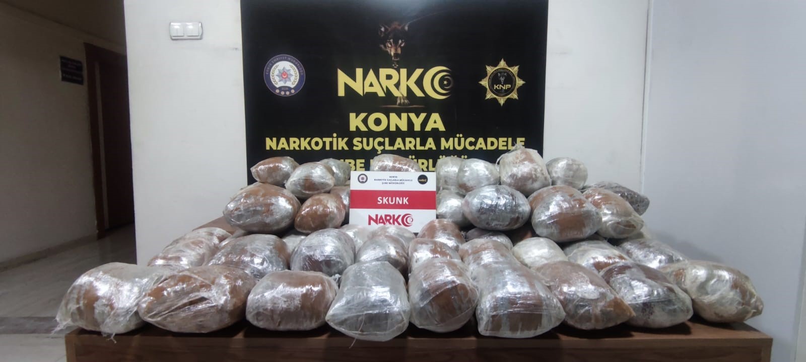 Konya'da minibüsteki zuladan paket paket uyuşturucu çıktı