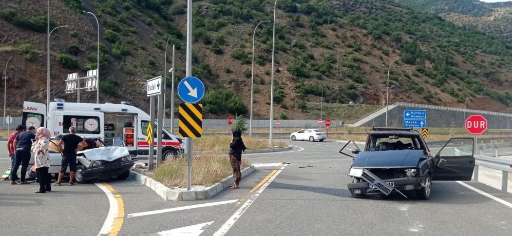 Gümüşhane’de kavşakta iki araç çarpıştı: 1’i ağır 3 yaralı