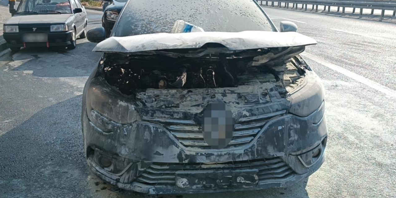 Seyir halindeki otomobil alev alev yandı