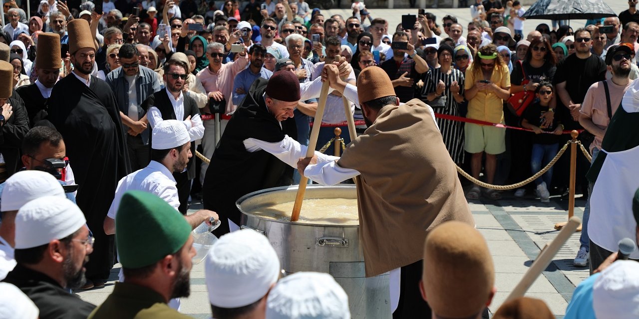 Kazanlar Kaynadı “Huzur-I Pir’de Aşure” Dağıtıldı