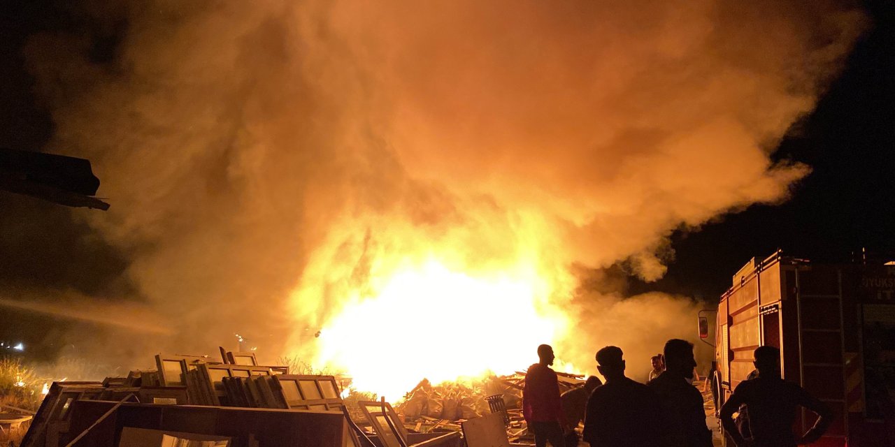 Konya'da kereste deposu alev alev yandı