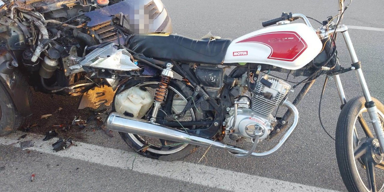 Otomobille çarpışan motosikletin sürücüsü hayatını kaybetti