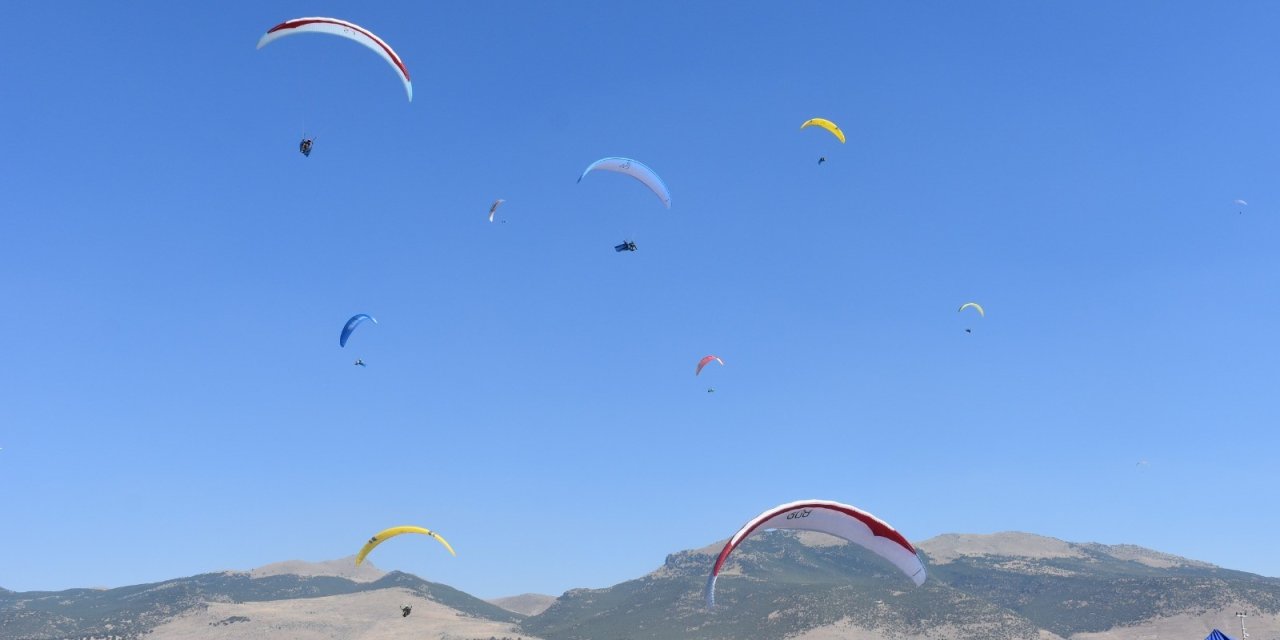 Paraşütçüler Karapınar Semalarını Renklendirdi