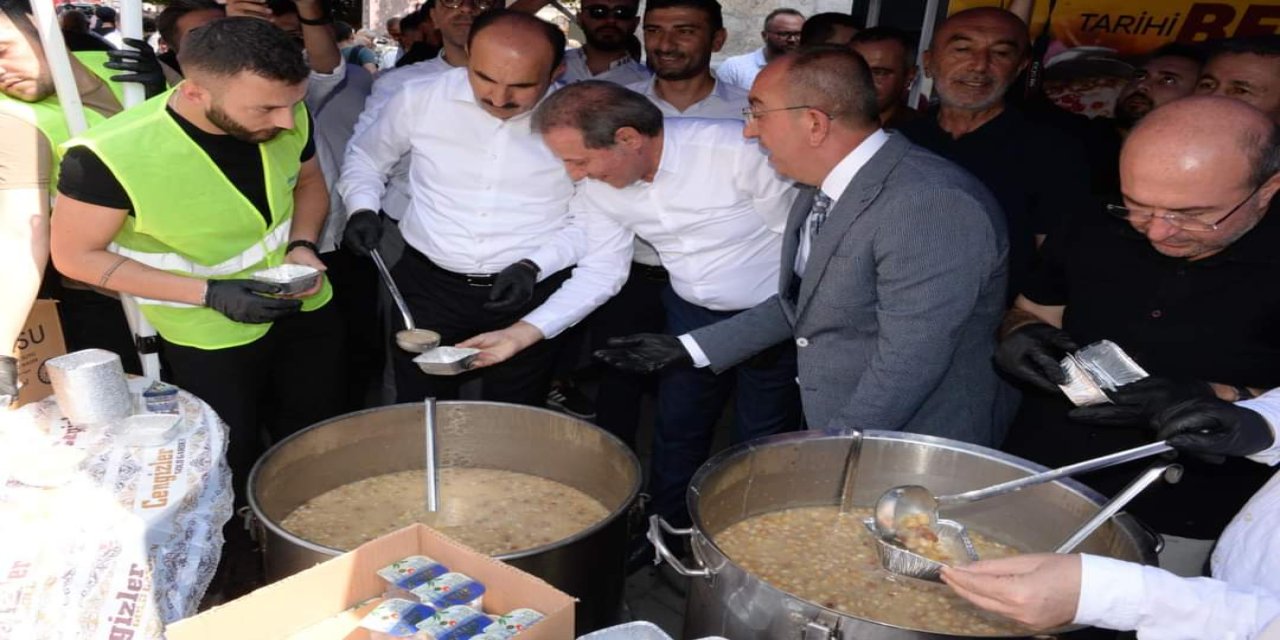 ASRİAD Aşure İkram Etti