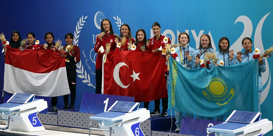 Yüzmede madalyalar sahiplerini buluyor