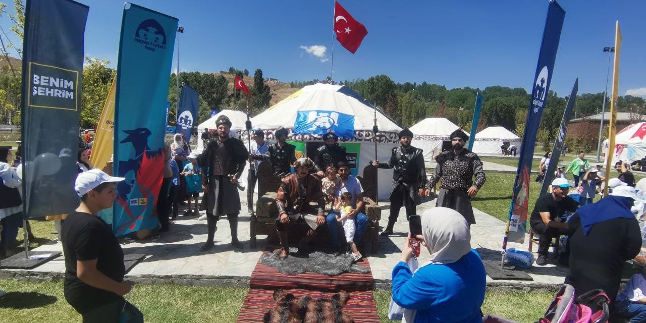 Konya Büyükşehir Ahlat’ta Zafer Coşkusuna Eşlik Ediyor