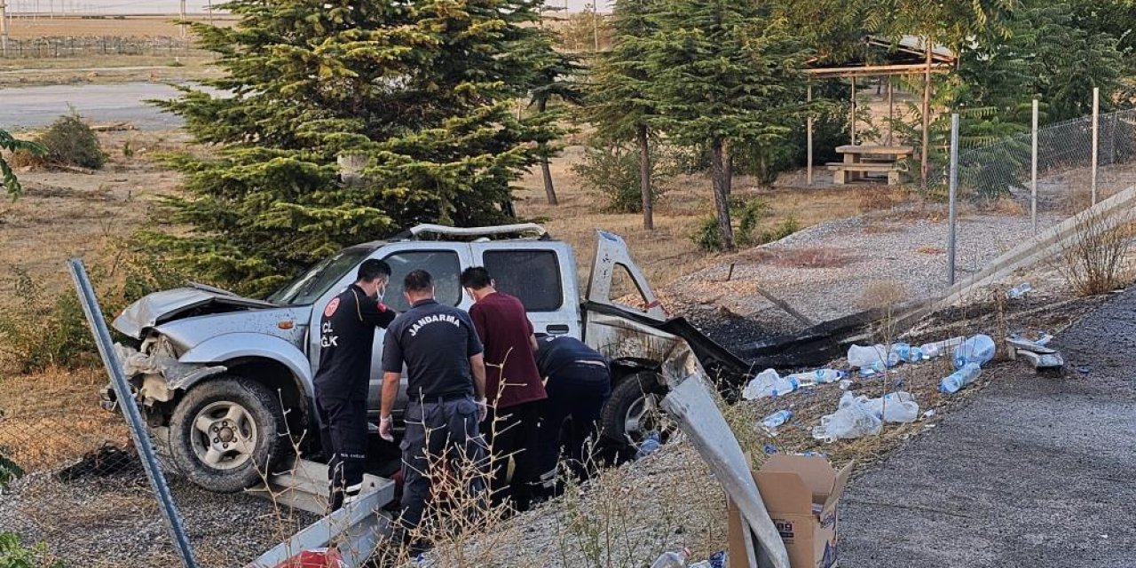 Tırın çarptığı kazada kendi araçlarında taşıdıkları asitten zehirlenen 2 kişi hayatını kaybetti