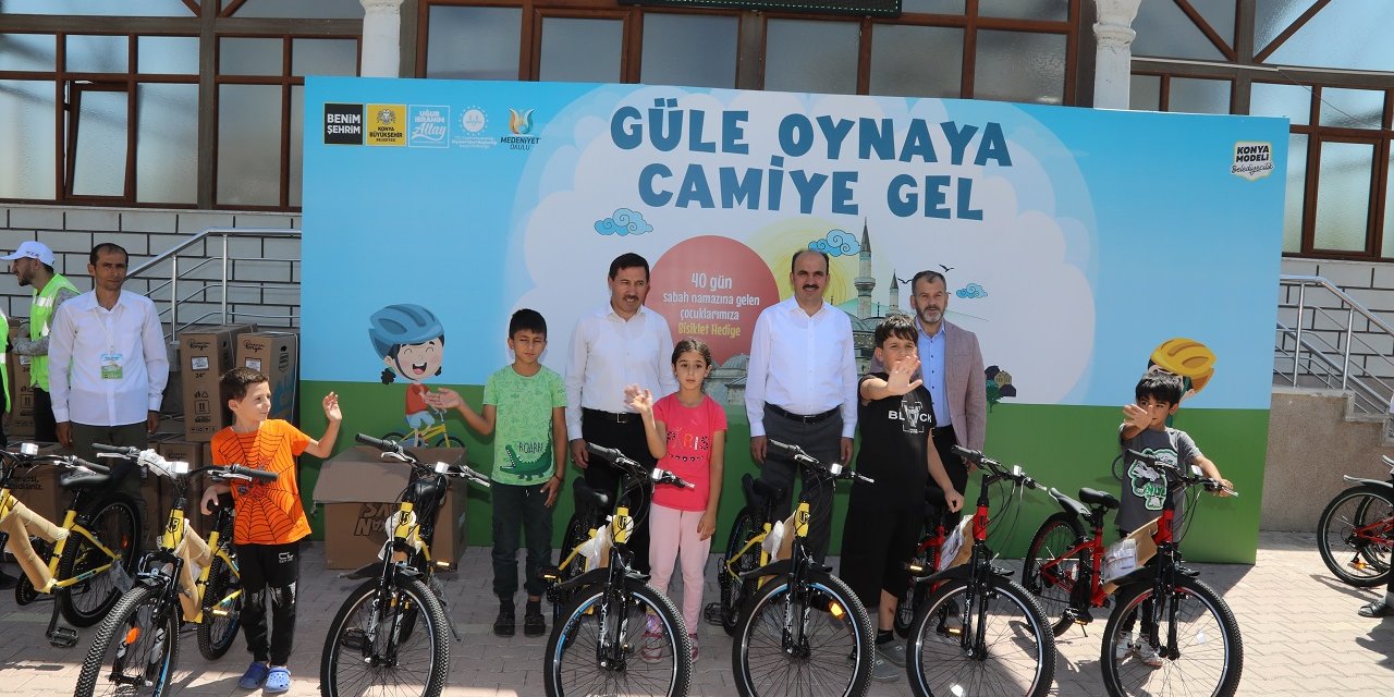 Güle Oynaya Camiye Geldiler Bisikletlerini Aldılar