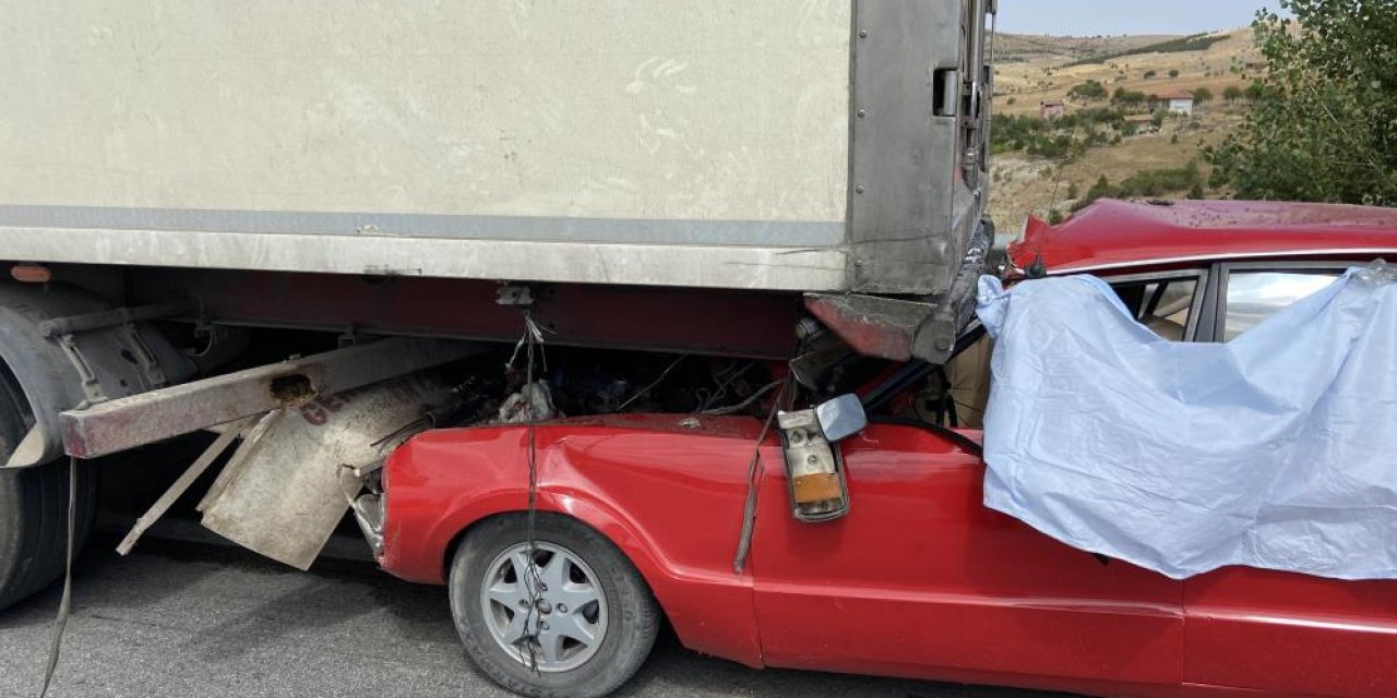 Konya'da Otomobil tıra arkadan çarptı: 1 ölü, 1 yaralı