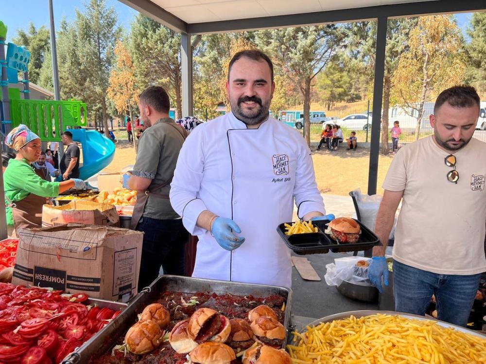 Konteyner kentlerde yaşayan vatandaşlara Hamburger ikramı