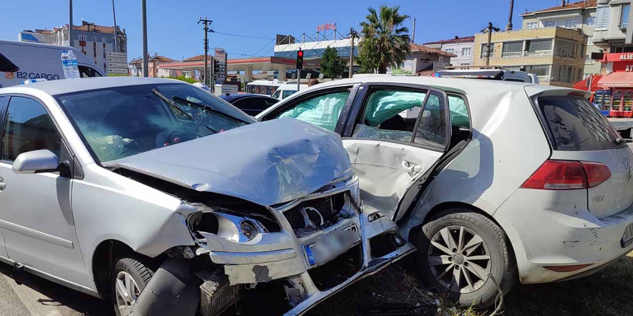 Çarpışan iki otomobil refüje savruldu: 7 yaralı