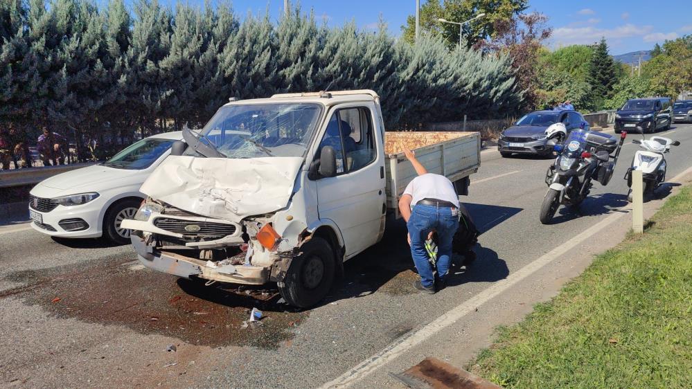 Kamyonet Tıra Arkadan Çarptı