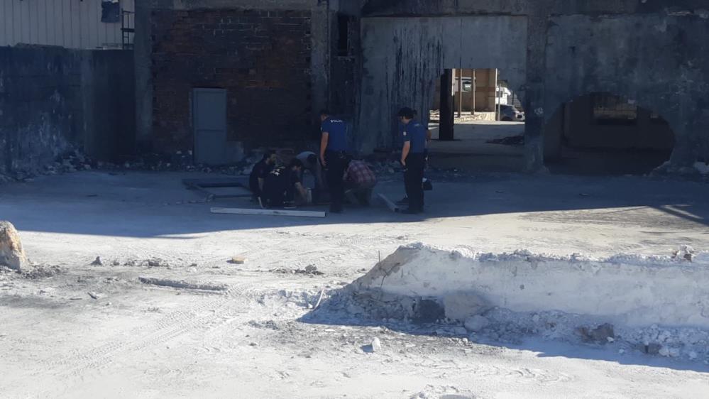 Rüzgarın devirdiği kapının altında kalan işçiler yaralandı