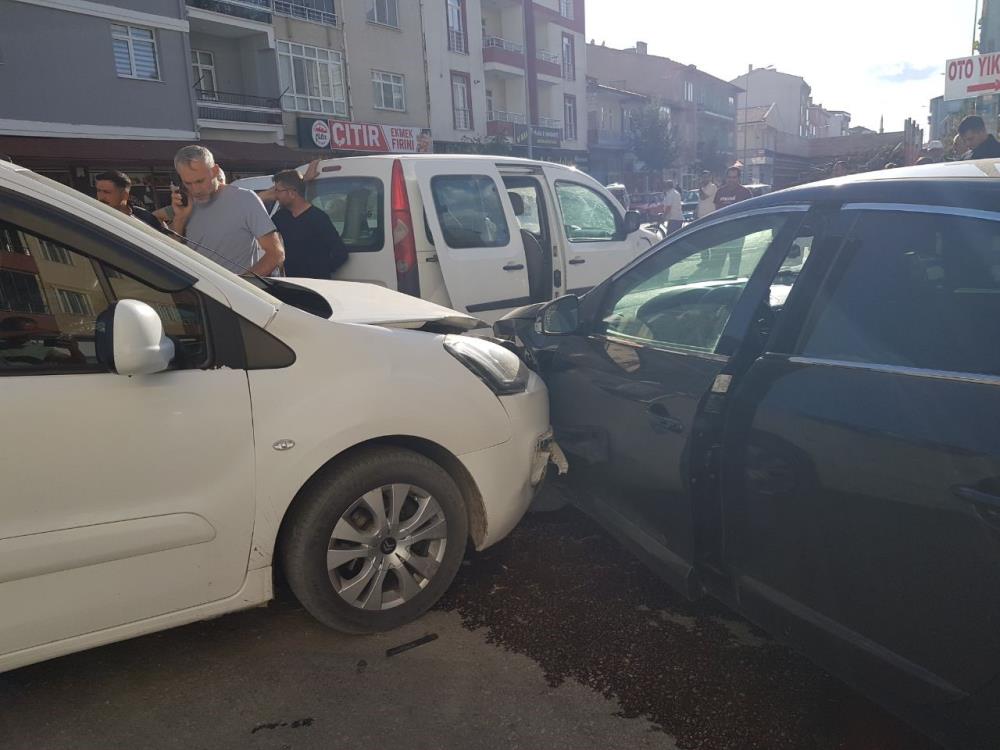 Çorum’da zincirleme trafik kazası: 2’si çocuk 4 yaralı