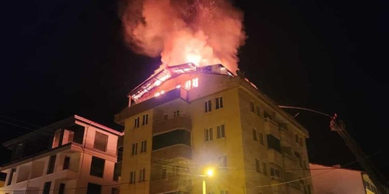 Çatıda başlayan yangın üst katı sardı!