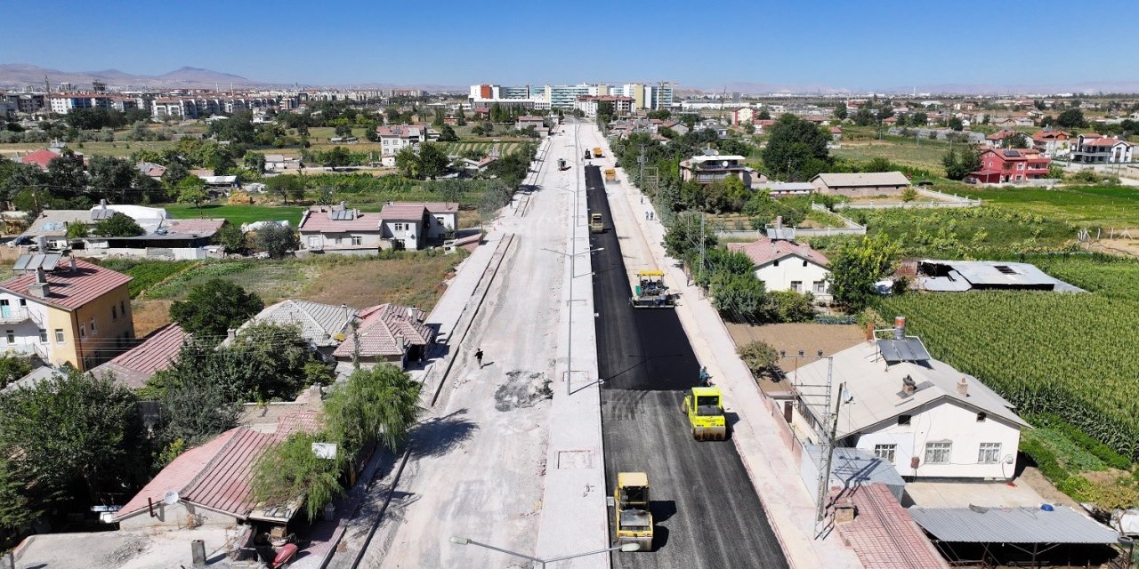 Karatay; Köşe, Bucak Demeden Kaymak Gibi Asvalt Döküyor