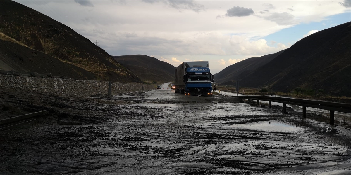 Erzincan-Sivas Kara Yolu Heyelan Nedeniyle Ulaşıma Kapandı
