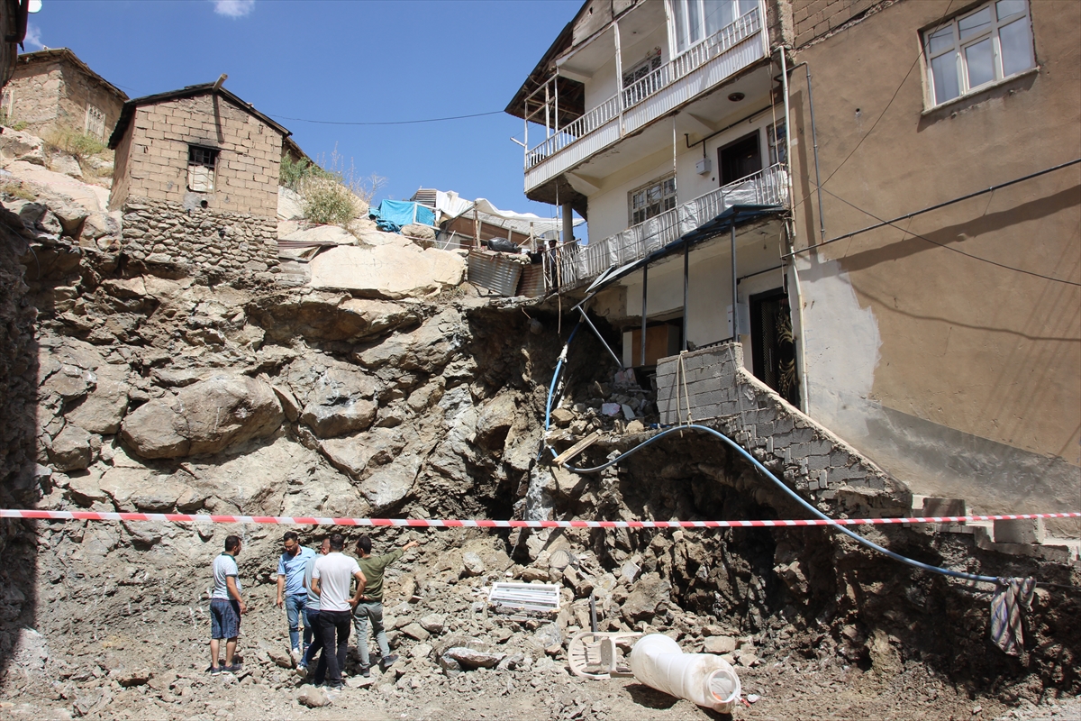 Hakkari'de Temel Kazısı Sırasında Mutfak Duvarı Yıkılan Bina Mühürlendi