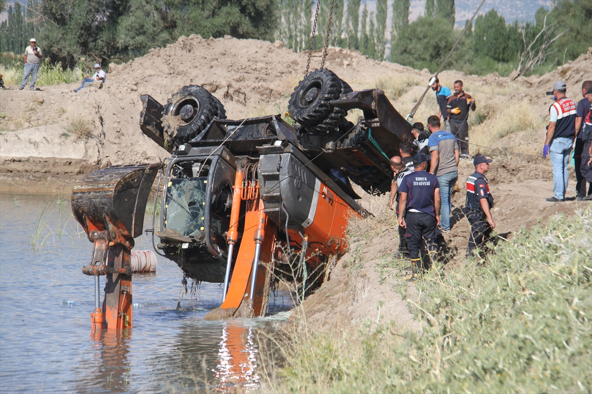 Konya'da Gölete Düşen İş Makinesinin Operatörü Hayatını Kaybetti