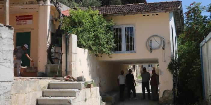 Yıllara meydan okuyan cami depremde ayakta kalmayı başardı! Altından yol geçiyor