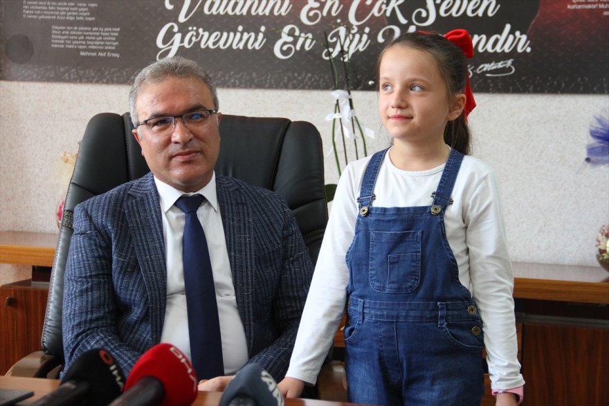 Kayseri'de 9 yaşındaki Yaren kumbarasındaki paraları özel eğitim sınıfına bağışladı
