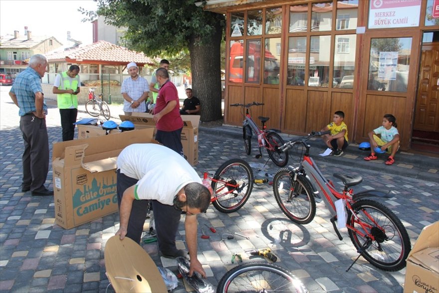 Yalıhüyük'te "Güle Oynaya Camiye Gel Projesinde" çocuklar bisikletlerine kavuştu