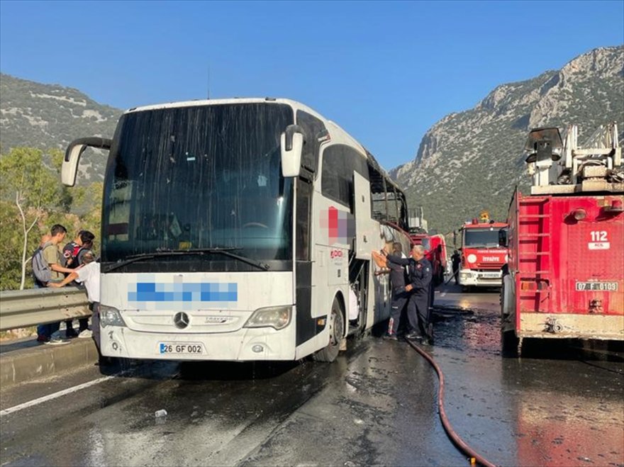 Antalya'da yolcu otobüsünde çıkan yangın hasara neden oldu