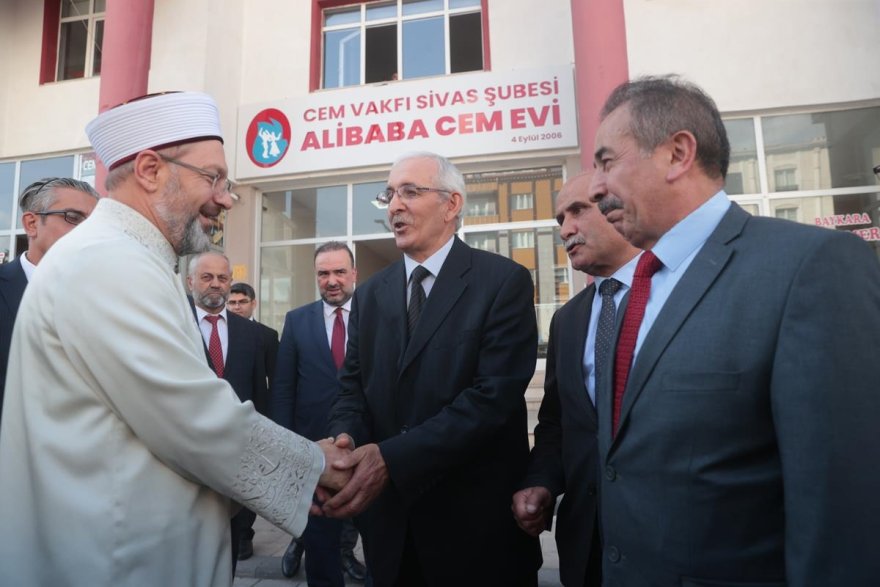 Diyanet İşleri Başkanı Erbaş, Sivas'ta Ali Baba Cemevi'ni ziyaret etti