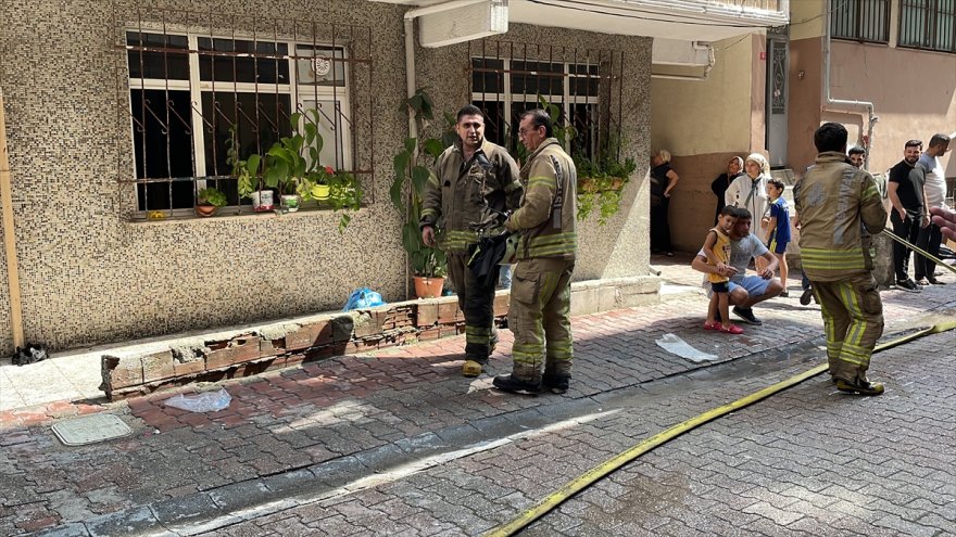 İstanbul'da çıkan yangında bir daire kullanılamaz hale geldi