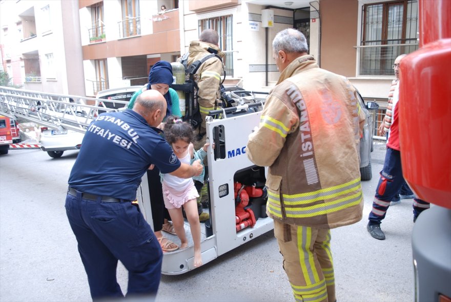 Maltepe'de apartmanın giriş katında çıkan yangın söndürüldü