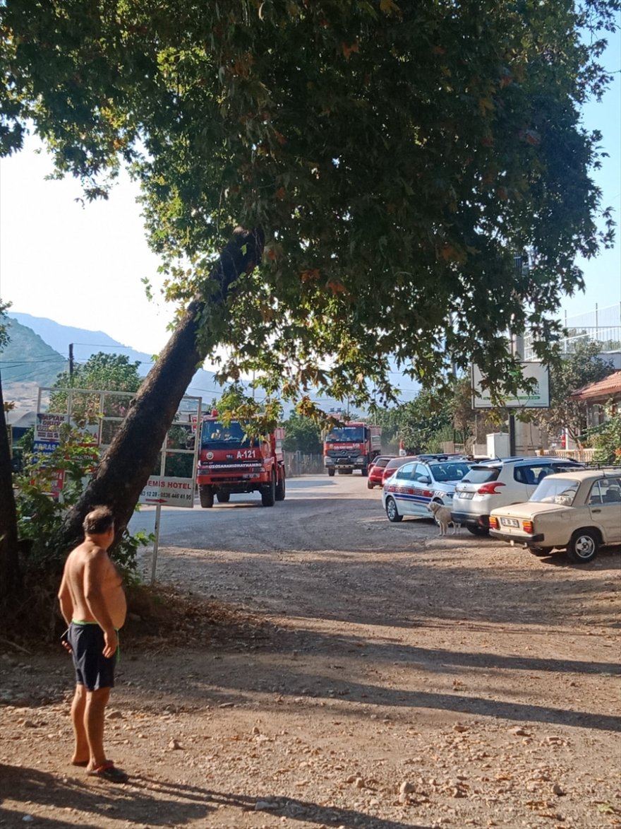 Antalya'da Adrasan Sahili'ne yakın bölgede çıkan orman yangınına müdahale ediliyor