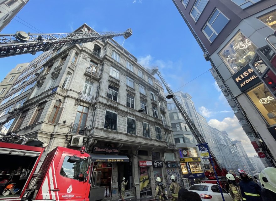 Beyoğlu'nda bir binanın çatı katında çıkan söndürüldü