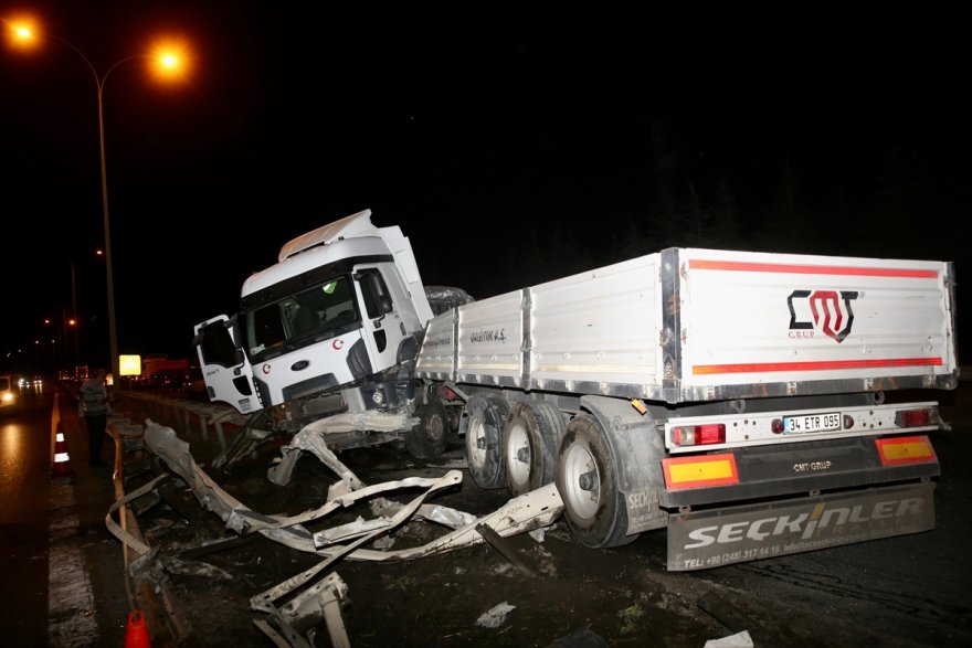 Büyükçekmece'de tırın bariyerlere çarptığı kazada sürücü yaralandı