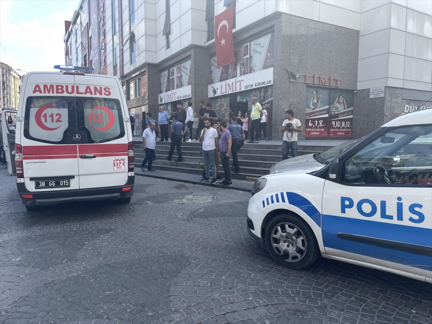 Kayseri'de kız arkadaşını darbeden gence engel olmak isteyen kişi bıçakla yaralandı