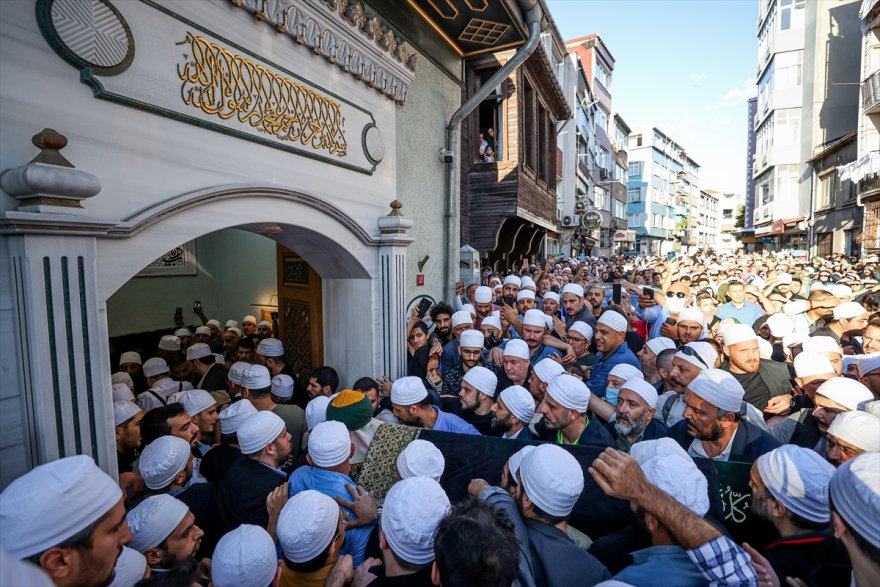 Mutasavvıf Ömer Tuğrul İnançer son yolculuğuna uğurlandı