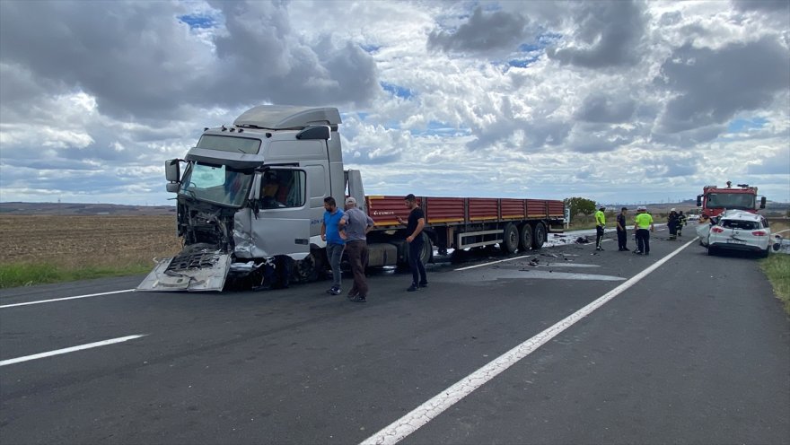 Tekirdağ'da tırla otomobil çarpıştı, bir kişi öldü, bir kişi yaralandı