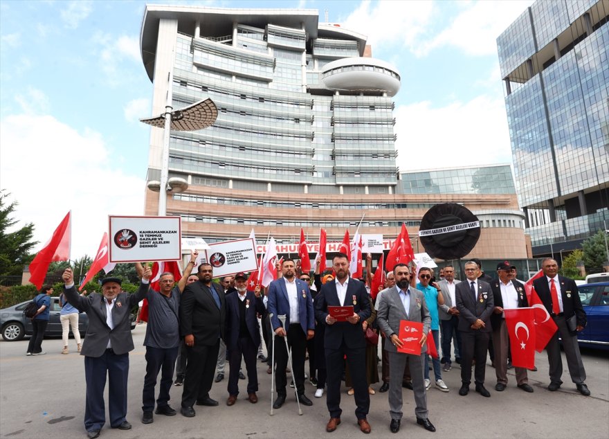 TÜGŞAV'dan Kılıçdaroğlu'nun KHK'lılarla ilgili sözleri nedeniyle CHP Genel Merkezine siyah çelenk