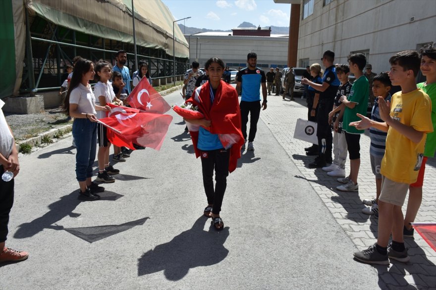 Balkan ikincisi olan Rojda, Hakkari'de coşkuyla karşılandı