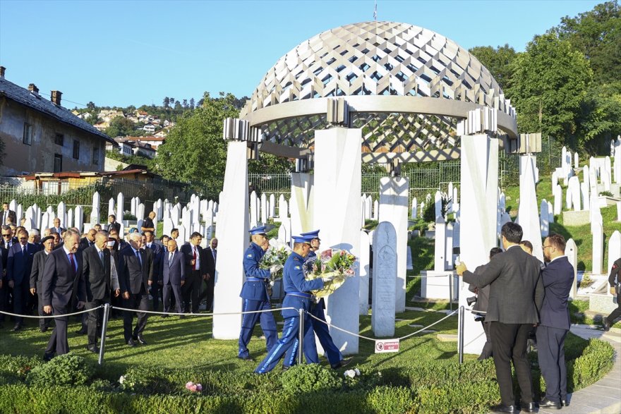 Cumhurbaşkanı Erdoğan, Aliya İzetbegoviç'in mezarını ziyaret etti