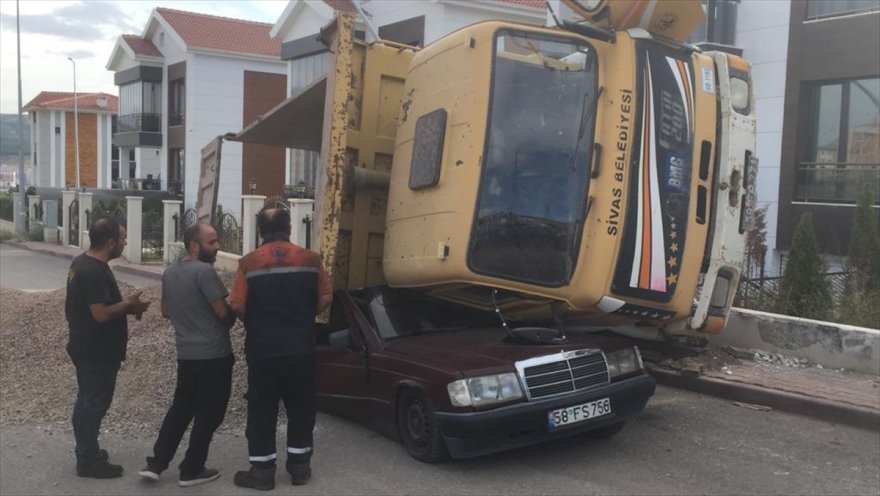 Sivas'ta üzerine mıcır yüklü kamyon devrilen otomobil kullanılamaz hale geldi