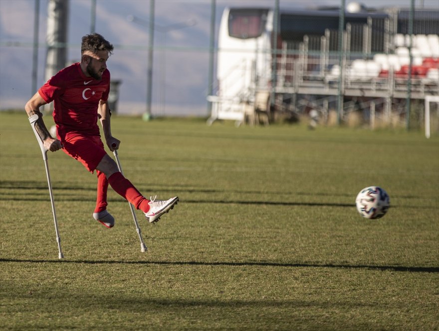 Futbol sevdasıyla engelini aştı şimdi milli takımın gol yükünü omuzluyor