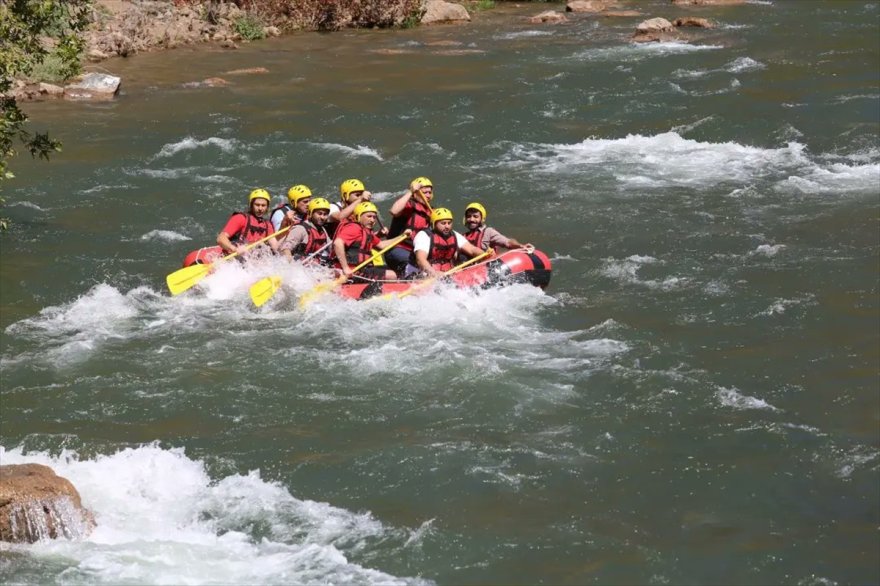 Kayseri Valisi Gökmen Çiçek, Zamantı Irmağı'nda rafting yaptı