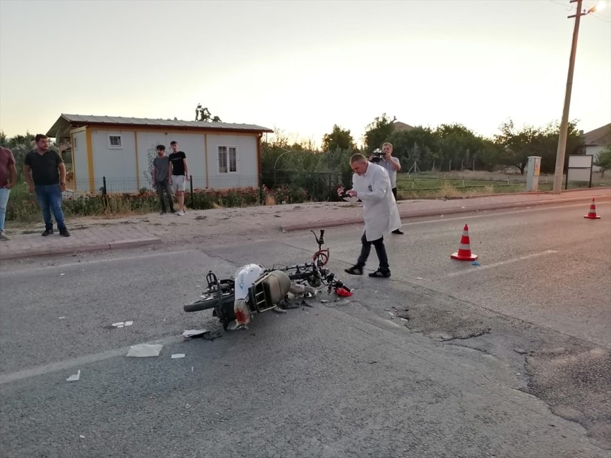 Konya'da traktör ile çarpışan elektrikli bisikletteki bir kişi öldü