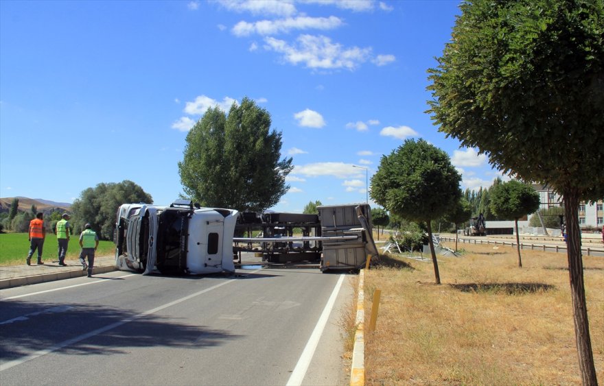 Sivas'ta damperi açılan tır EDS direğine çarparak devrildi