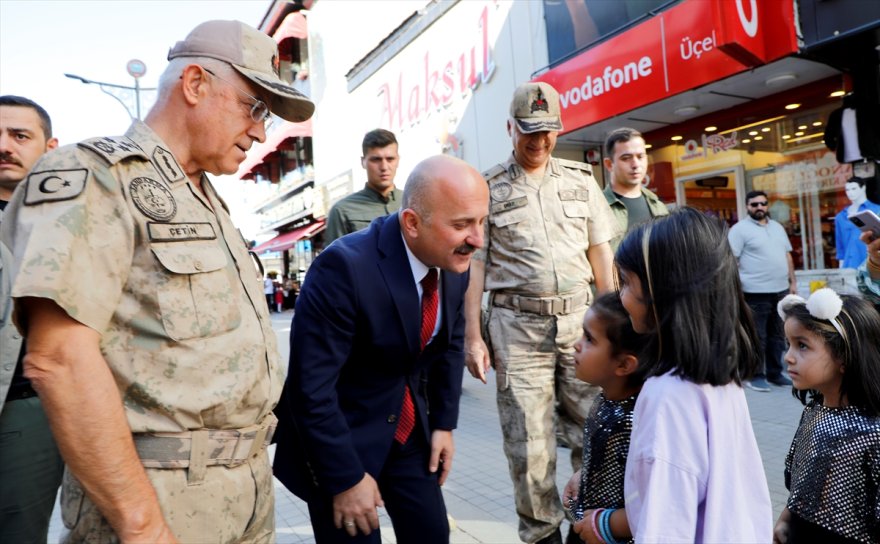 Jandarma Genel Komutanı Orgeneral Çetin Ağrı'da esnaf ile şehit ve gazi yakınlarıyla buluştu