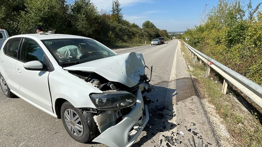 Edirne'de iki otomobilin çarpıştığı kazada 3 kişi yaralandı